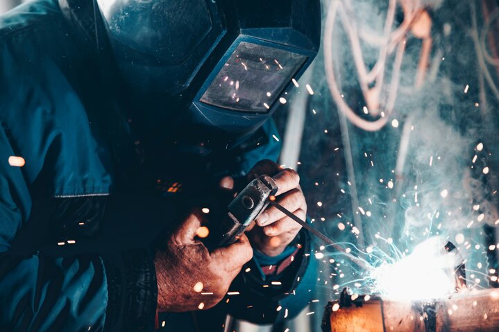 Person bei der Arbeit in einer Werkstatt